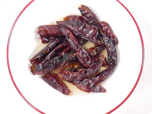 soaking red chilies in vinegar