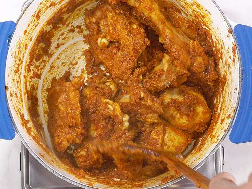 saute marinated chicken with vindaloo paste