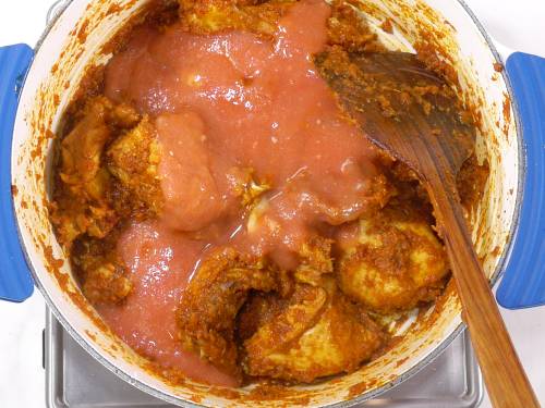 addition of tomato puree to make Chicken vindaloo