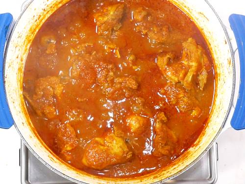 saucy vinegary tangy vindaloo in a pot