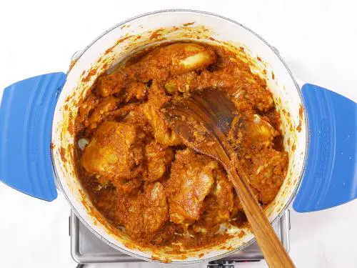 sauteing chicken  in vindaloo paste