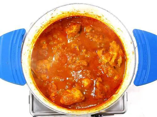 hot spicy chicken vindaloo in pot