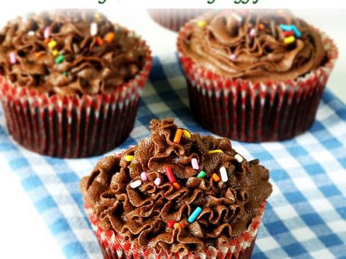 Eggless Chocolate Cake Recipe   Swasthi s Recipes - 36