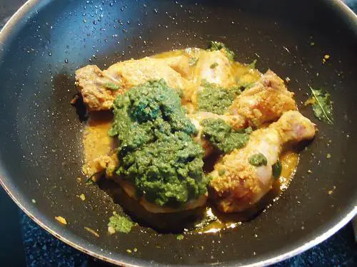 adding green masala to make green chicken