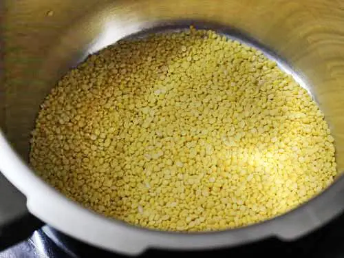 roasting moong dal to make paruppu payasam