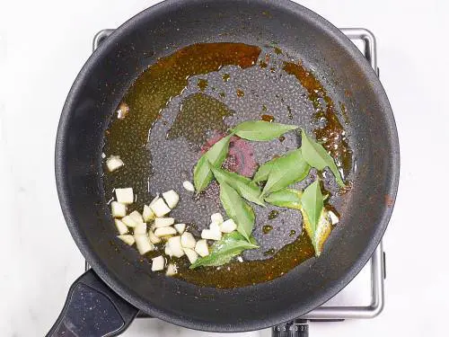 frying garlic & curry leaves