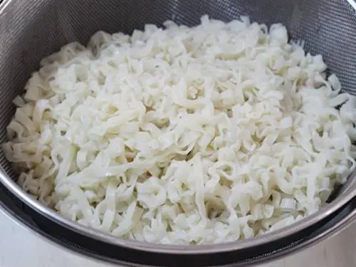 drained noodles in a colander to make schezwan noodles