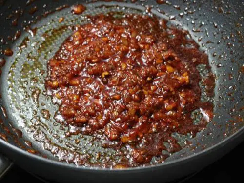 simmering ingredients for sauce to make schezwan noodles