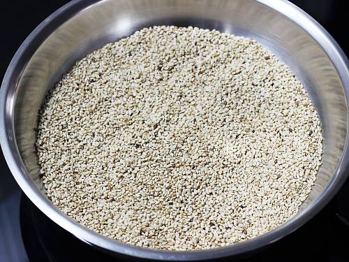 roasting sesame seeds in pan