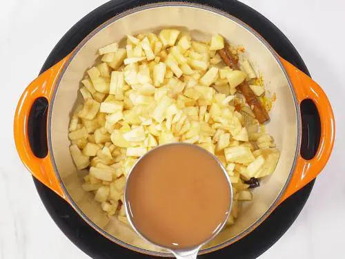 pouring apple vinegar for apple chutney