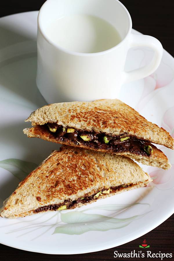 Syrup Sandwiches / This maple syrup, egg, ham and cheese sandwich recipe tastes like french toast!