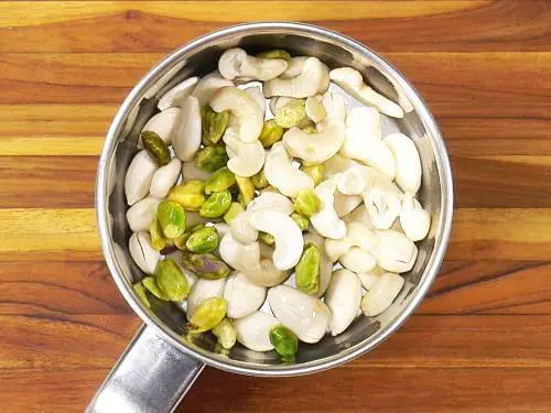 soaked blanched nuts in blender for thandai