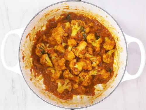 perfectly cooked gobi curry in a white pot