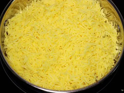 Adding rice for zarda