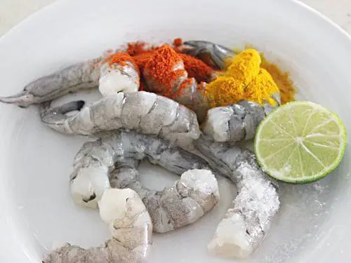 adding spice powders to shrimps