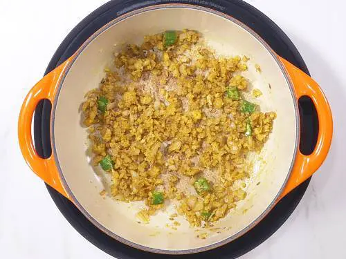 sauteing gram flour to make spinach curry