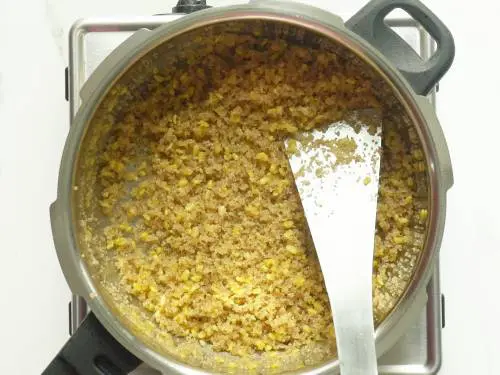 golden roasted daliya in a pan