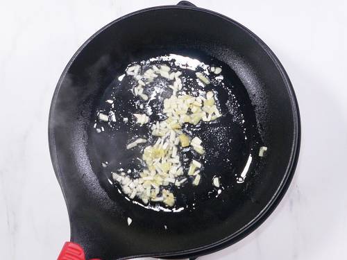 frying garlic ginger in oil