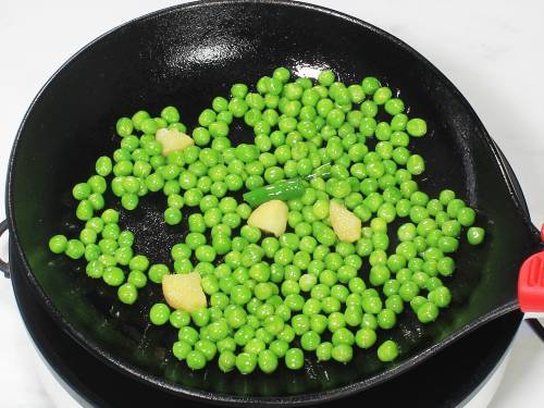 sauteing peas to make hara bhara kabab