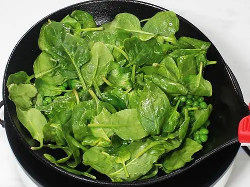 sauteing palak for hara bhara kabab