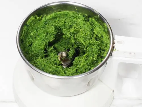 blending spinach and peas 