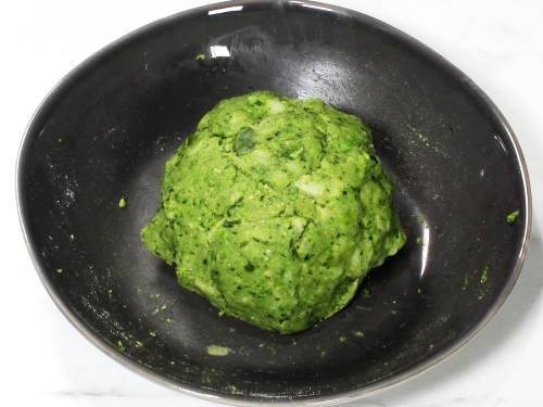 non-sticky potato palak mixture in a bowl