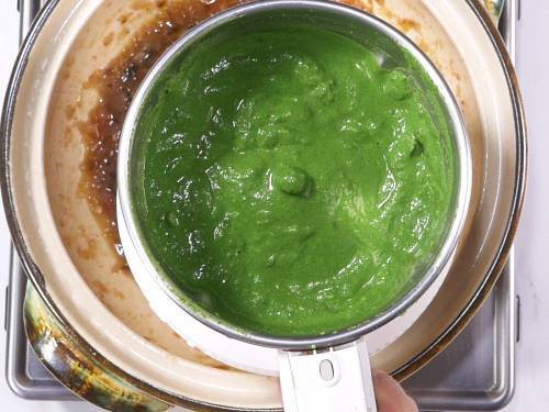 making spinach puree in a blender