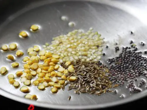 tempering spices in oil to make semiya upma