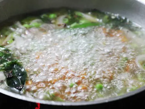 boiling water with spices to make semiya upma