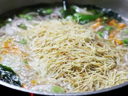 adding roasted vermicelli to make upma