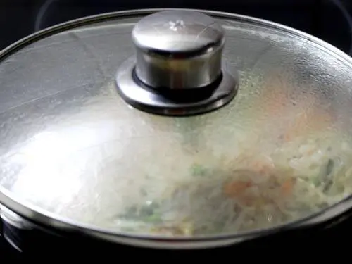 cooking semiya upma in a pan