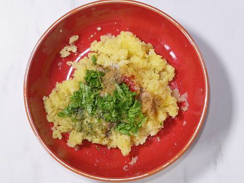 adding spices & herbs to mashed potatoes