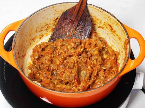 Sauteing baingan bharta in a pan