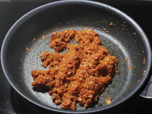 sauteing masala to make bhindi do pyaza