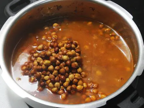 adding black chickpeas to the cooker