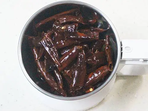 adding soaked chilies to make garlic chutney