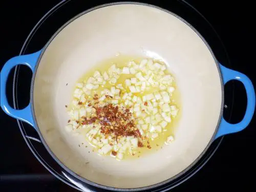 sauteing red chilli flakes garlic in oil