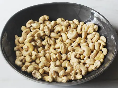 rinsed cashews in a bowl