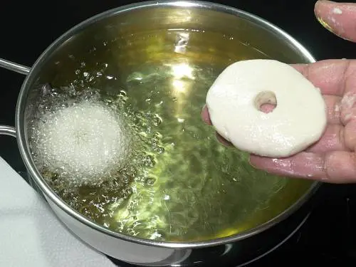 sliding medu vada to hot oil