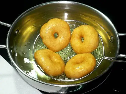 removing fried vada from oil