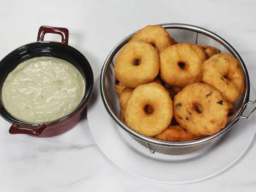 serving medu vada with coconut chutney