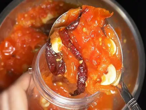transfer cooled tomatoes spices to blender
