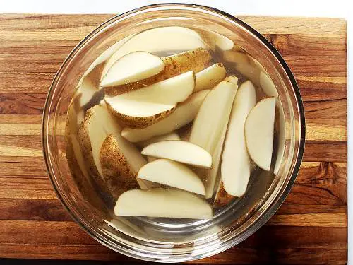 soaking potato wedges in cold water