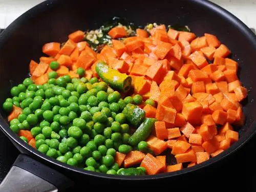 add carrots and spices to pan 