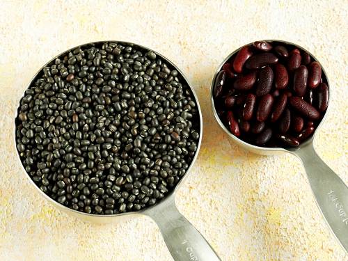 urad dal & rajma in measuring cups to soak