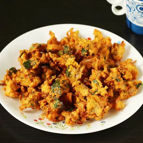 crunchy moong dal pakoda ready to serve in a plate