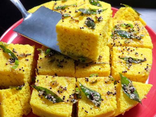Serving dhokla