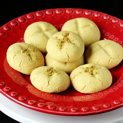 nankhatai in a red plate ready to serve