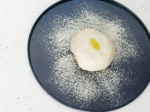 how to learn to make pizza shaped ball of dough ready to stretch