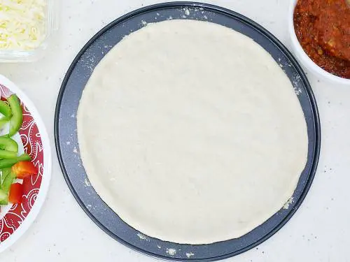 how to learn to make pizza hand stretched pizza on a tray